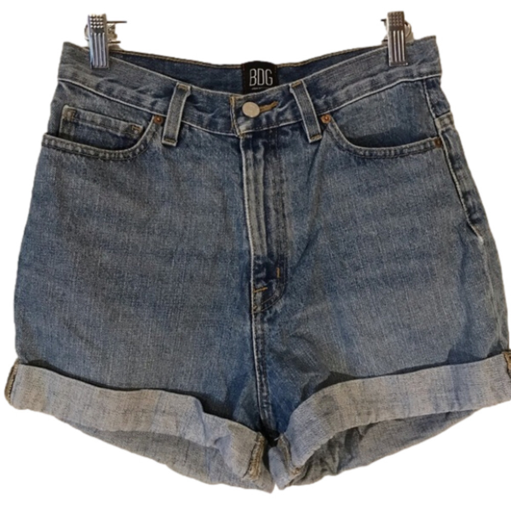 WOMEN’S denim jean shorts. High rise, mom fit. Size 27. Urban Outfitters.